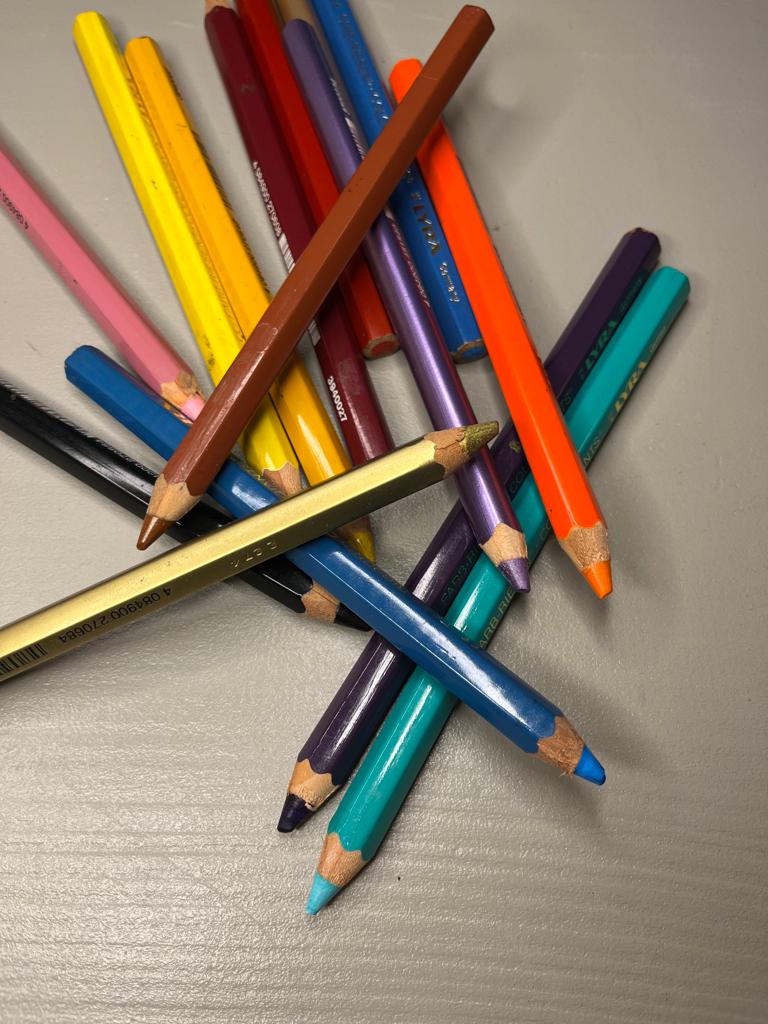 Rommelige stapel potloden op een tafel